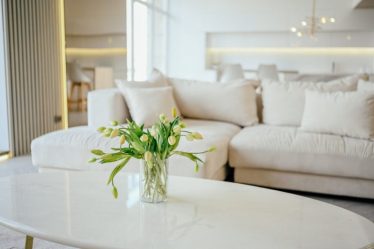 Jakie stoły sprawdzają się w salonie?
